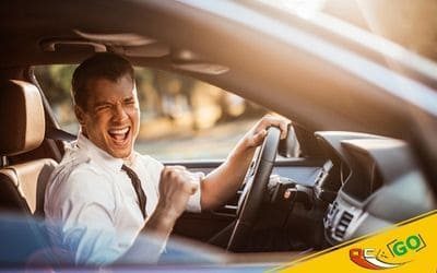Щасливий чоловік за кермом автомобіля.