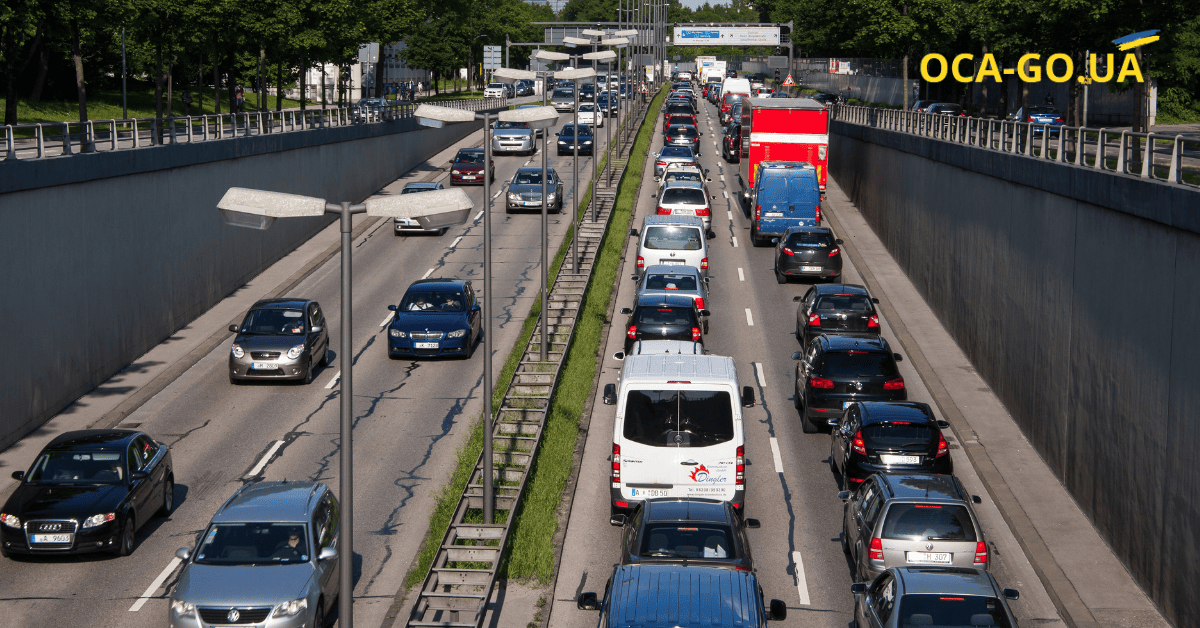 Багато автомобілів на автостраді