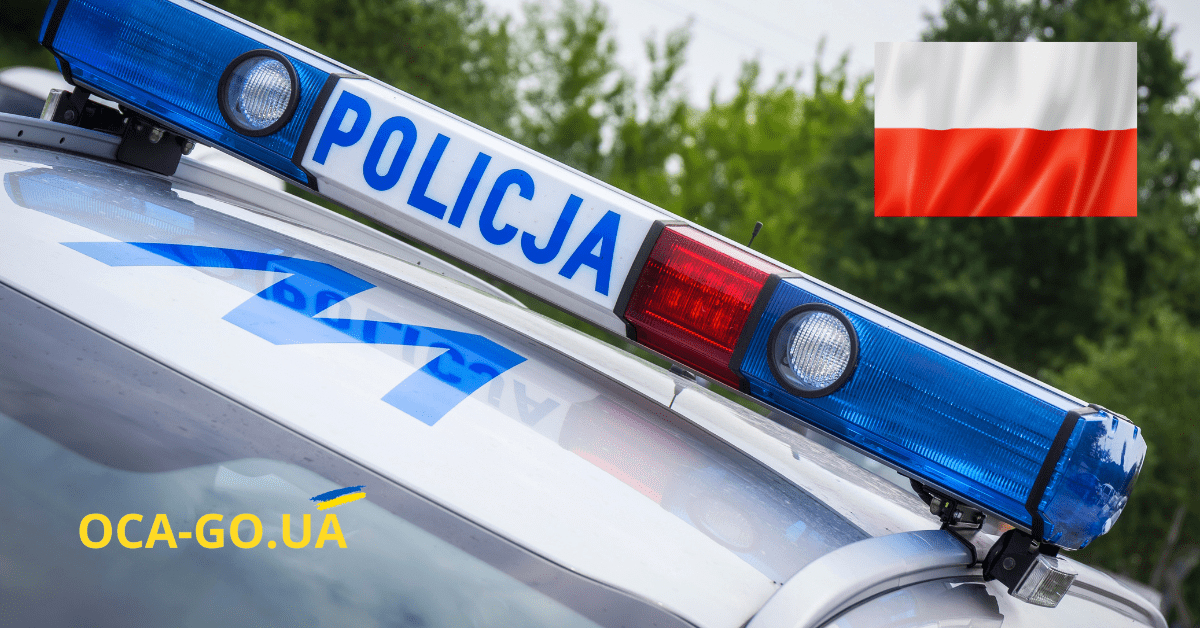 Автомобіль польської поліції та прапор Польщі