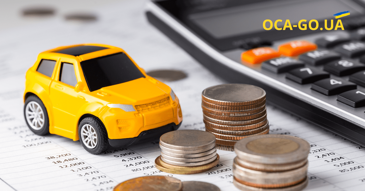 На столі жовта модель автомобіля, калькулятор та монети
