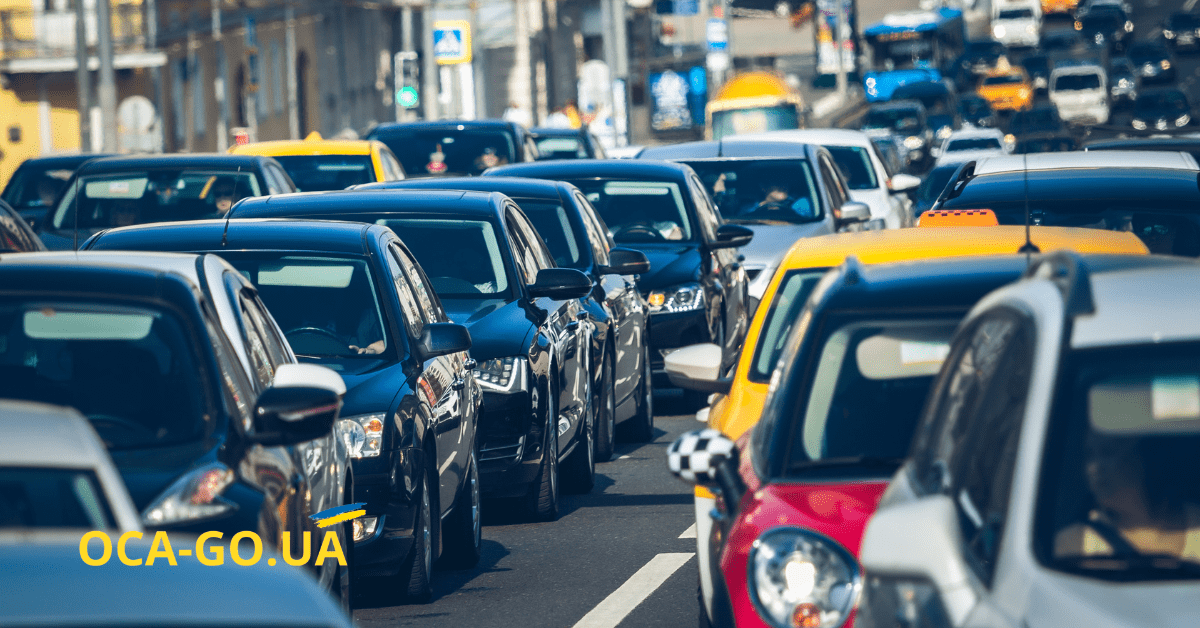 Велика кількість автомобілів на міській дорозі